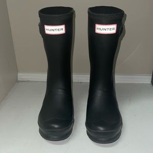 Black kids HUNTER rain boots.
